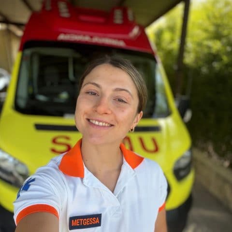Felicia, médico de Emergencias, delante de una ambulancia SAMU